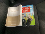 スマートキーは、車の鍵をポケットやバッグなどに携帯しているだけで、ドアの施錠・解錠やエンジンの始動ができます。