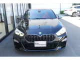 BMWの代名詞の【キドニーグリル】グリルが腎臓のように見えるので【キドニー】と呼ばれるようになりました。一目見ただけでBMWであると認識できる確固たるアイコンとして存在感を放ちます。