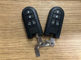 【スマートキー】 スマートキーを携帯していれば、ドアハンドルのボタンを押してロックの解除ができ、パワースライドドアもワンタッチで開閉できます