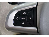 ステアリングには運転中に手を離さなくてもオーディオ操作が出来るスイッチを装備しています。走行中に視線を逸らさず出来る手元操作は安全運転につながります。