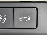 【ハンズフリー機能付パワーリフトゲート】アドバンストキーを携帯して、リアバンパー下部で足を動かすだけ、リアゲートを自動で開閉できます!両手がふさがっている状態でもスムーズです!