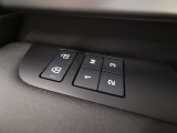 【メモリー機能付き電動シート】3パターンまでシートの位置を記憶させることができます。これで家族間でもスイッチ一つで自身の椅子の位置にセットできます。