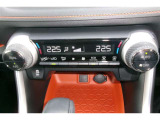 オートエアコンを装備。好きな温度で設定をすれば、自動で車内を快適な温度にできます。
