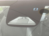 【ホンダセンシング】走行中に前方の車両等を認識し、衝突しそうな時は警報とブレーキで衝突回避と被害軽減をアシスト。より安全にドライブをお楽しみいただけます。