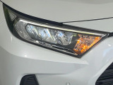【LEDヘッドライト】悪天候や夜間走行時も良好な視界を確保し安心して運転できる高輝度LEDヘッドライトを装備!点灯速度が早く、消費電力も抑えられています。