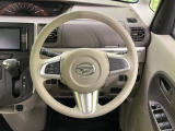 インテリアに合わせたデザインのステアリングは、運転される方のことも考え、運転しやすい形状、大きさです。是非一度、実際に触ってお確かめください。