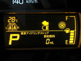 運転席のメータパネル類は常に視界に入る場所ですので、大事なチェックポイントです。ぜひ実際にご乗車ください。
