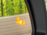 【ブラインドスポットモニター】走行中、ドアミラーの死角になりやすい箇所に後続車が接近するとサイドミラーのレンズに警告を表示!ドライバーに注意喚起をしてくれます。