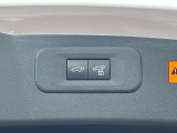 【パワーバックドア】スマートキーや運転席のボタンを押すだけでリアゲートが自動で開閉します!荷物を持っている時や、高い位置にあるバックドアを閉める際に便利な機能です♪