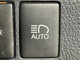 【アダプティブハイビームシステム(AHS)】先行車や対向車、街路灯などの明るさを判定し、常にハイビームの状態でも、照射される部分を自動制御で遮光してくれます!