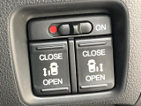【両側パワースライドドア】スマートキーや運転席のスイッチで後席両側スライドドアの開閉が可能♪電動だから力を入れてドアを開ける必要が無く、小さなお子様でも簡単に開け閉めでき快適です♪