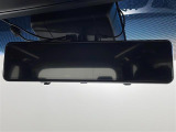 【デジタルルームミラー】車両後方カメラの映像をルームミラーに映すことが出来ます。 そのため、後席に人や荷物があって後方が見えづらい場合でもしっかり視界を確保することが出来ます。