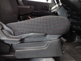 運転席にはドライバーの体型や好みに応じて前後方向だけでなく、高さの調整ができるシートリフターを装備!