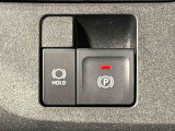 指先だけで簡単に操作が可能な電動パーキングブレーキを採用。「HOLD」スイッチを押すと、渋滞や信号待ちなどでブレーキペダルから足を離しても、ブレーキを保持するので安心です