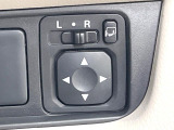 【電動格納ミラー】サイドミラーは電動格納式となっており、狭い駐車場でもキズがつくリスクを抑えられます。