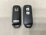 スマートキーを装備しています。鍵を差し込むことなくドアロックの開け閉めと、スタートボタン操作でのエンジンスタートができます。スペアキーも同じものを用意しております。