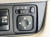 【電動格納ミラー】サイドミラーは電動格納式となっており、狭い駐車場でもキズがつくリスクを抑えられます。