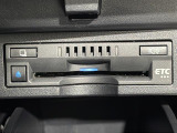 【ETC】有料道路を利用する際に料金所で停止することなく通過できる、ETC車載器(ノンストップ自動料金収受システム機器)が装備されています。セットアップを行うことで利用可能になります。