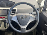 インテリアに合わせたデザインのステアリングは、運転される方のことも考え、運転しやすい形状、大きさです。是非一度、実際に触ってお確かめください。