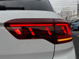 後続車からの視認性に優れるLEDダークテールランプ。ウィンカーは流れる様に点滅する「ダイナミックターンインジケーター」を装備。