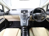 上質で落ち着いた印象のインパネ。視界も広々で運転しやすいです。