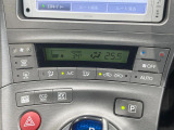 【オートエアコン】一度お好みの温度に設定すれば、車内の温度を検知し風量や温度を自動で調整。暑い…寒い…と何度もスイッチ操作をする必要はありません。快適な車内空間には必須の機能ですね♪