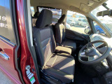 ゆとりある運転席で窮屈感やストレスなく運転をすることができます!