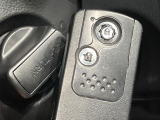 【Hondaスマートキー】カバンやポケットに入れたままでもドアの施錠・解錠が可能なスマートキーを装備。エンジンのオン・オフ時もカギを取り出す必要が無いからとっても便利です♪