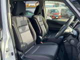ゆとりある運転席で窮屈感やストレスなく運転をすることができます!