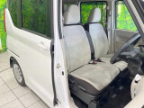 運転席まわりには十分なスペースがあり、大柄な方でもゆったり運転していただける環境です。