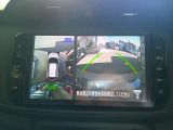 空から見下ろすような視点で、スムースな駐車と安全確認をサポートします。