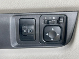【電動格納ミラー】サイドミラーは電動格納式となっており、狭い駐車場でもキズがつくリスクを抑えられます。
