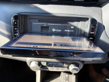 写真の場所にCD/DVDを挿入し、再生することができます。また、SDカードを使ってのCD録音も可能です!好きな音楽を聴きながら日々の疲れを癒し、家族で思い出に残るドライブを♪