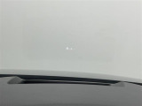 【ヘッドアップディスプレイ(HUD)】フロントウインドウガラスに走行情報を投影します。運転中の目線と重なるように表示されるので、少ない視線移動で速度が確認できるので、 ドライビングに集中できます!