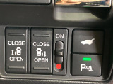 【両側パワースライドドア】スマートキーや運転席のスイッチで後席両側スライドドアの開閉が可能♪電動だから力を入れてドアを開ける必要が無く、小さなお子様でも簡単に開け閉めでき快適です♪