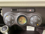 【オートエアコン】一度お好みの温度に設定すれば、車内の温度を検知し風量や温度を自動で調整。暑い…寒い…と何度もスイッチ操作をする必要はありません。快適な車内空間には必須の機能ですね♪