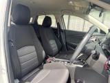 運転席まわりには十分なスペースがあり、大柄な方でもゆったり運転していただける環境です。