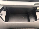 インパネアッパーボックスは小物を入れるのに便利です。USBソケット付き。