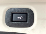 【パワーバックドア】スマートキーや運転席のボタンを押すだけでリアゲートが自動で開閉します!荷物を持っている時や、高い位置にあるバックドアを閉める際に便利な機能です♪