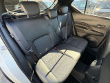 ハイブリッド車は通常大きなバッテリーを搭載していますが、キックスe-POWERはフロントシートの足元付近にあるだけなので、室内も広く使っていただけます!しかも出足が良くて低燃費!オススメですよ!
