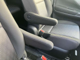 前席には肘置きあります!運転の負担を減らしてくれます!