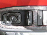 パワーウィンドは今や当たり前の機能ですが、無いと困る機能です。運転席からの操作で、全席の窓を振るオープンにしたり、フルクローズが可能です。
