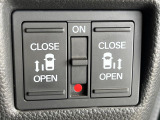 【両側スライドドア】駐車場で隣の車との間隔が狭く乗りにくい時、スライドドアなら安心!ドアオープン時も幅を取らず、開口部が広いので乗り降りがとっても簡単です。大きな荷物の出し入れも後席から可能♪