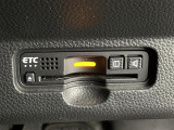 【ETC】有料道路を利用する際に料金所で停止することなく通過できる、ETC車載器(ノンストップ自動料金収受システム機器)が装備されています。セットアップを行うことで利用可能になります。