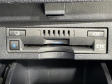 【ETC】有料道路を利用する際に料金所で停止することなく通過できる、ETC車載器(ノンストップ自動料金収受システム機器)が装備されています。セットアップを行うことで利用可能になります。