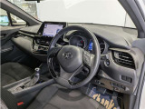 見通しのよいすっきりとした視界で、誰でも運転しやすいです。運転のしやすさは疲れにくさにも繋がりますよ♪
