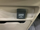 アクセサリーソケットはUSBのアダプターなどをつければ、スマホの充電にも使えます。周辺には物が置けるボックスがついています。
