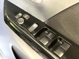 【電動格納ミラー】サイドミラーは電動格納式となっており、狭い駐車場でもキズがつくリスクを抑えられます。