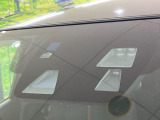 【スマートシティブレーキサポート】低速走行中に前方の車両等を認識し、衝突しそうな時は警報とブレーキで衝突回避と被害軽減をアシスト。より安全にドライブをお楽しみいただけます。