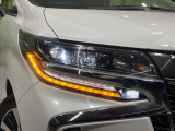 【三眼LEDヘッドライト】スタイリッシュな見た目の三眼LEDヘッドライトを装備♪スタイルだけでなく、夜間の走行も視界良好で安心してお乗りいただけます。